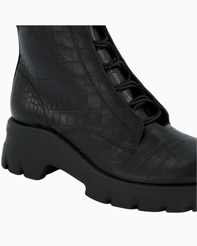 Close-up of SUPER SOFT leather lining with TENCEL™ blend