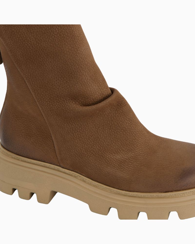 Close-up of SUPER SOFT nubuck leather and lightweight sole