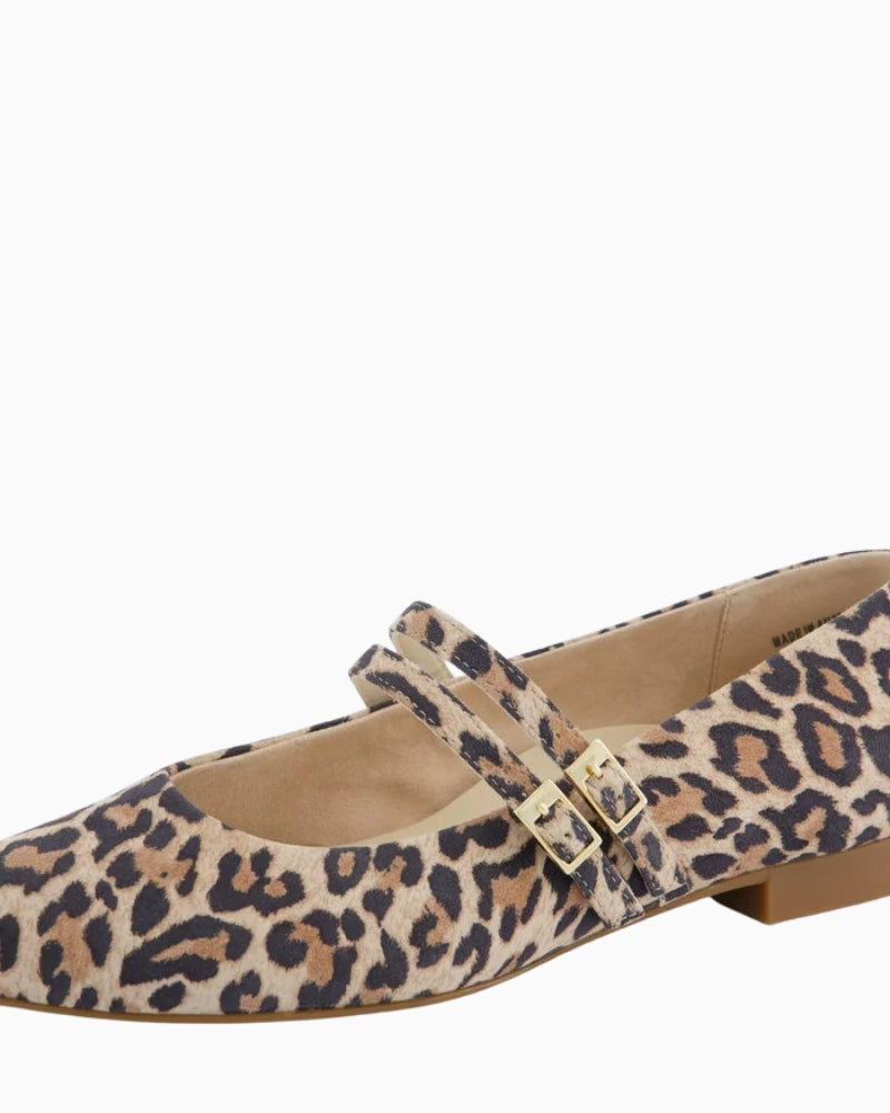 Close up of Paul Green ballerina flats in soft velvety leather with pointed toe and strap