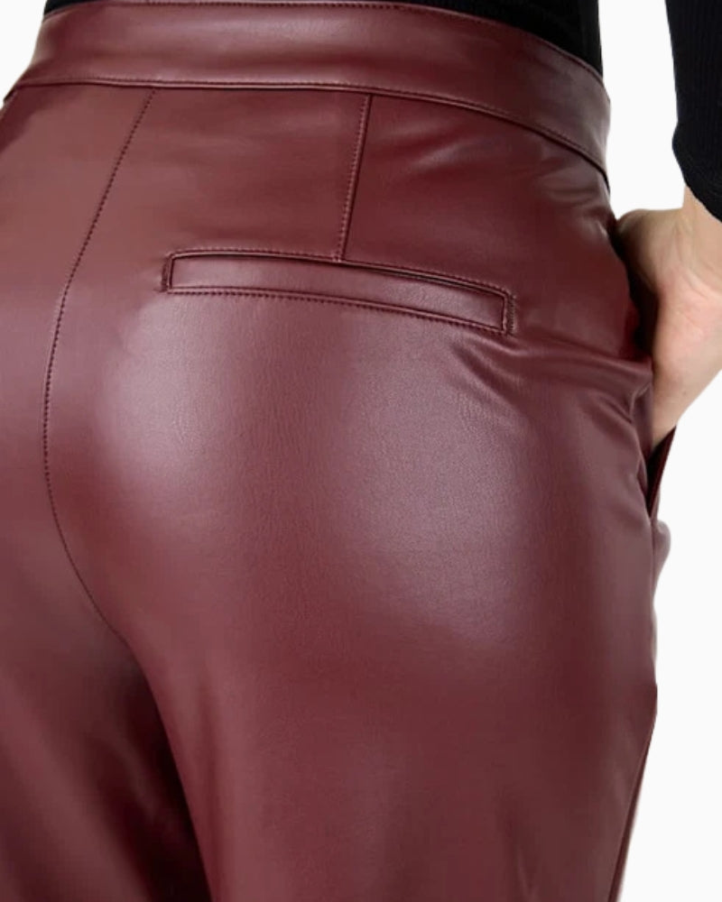 Robell Cloe Faux Leather Cropped Trousers in Burgundy leatherette back pocket detail