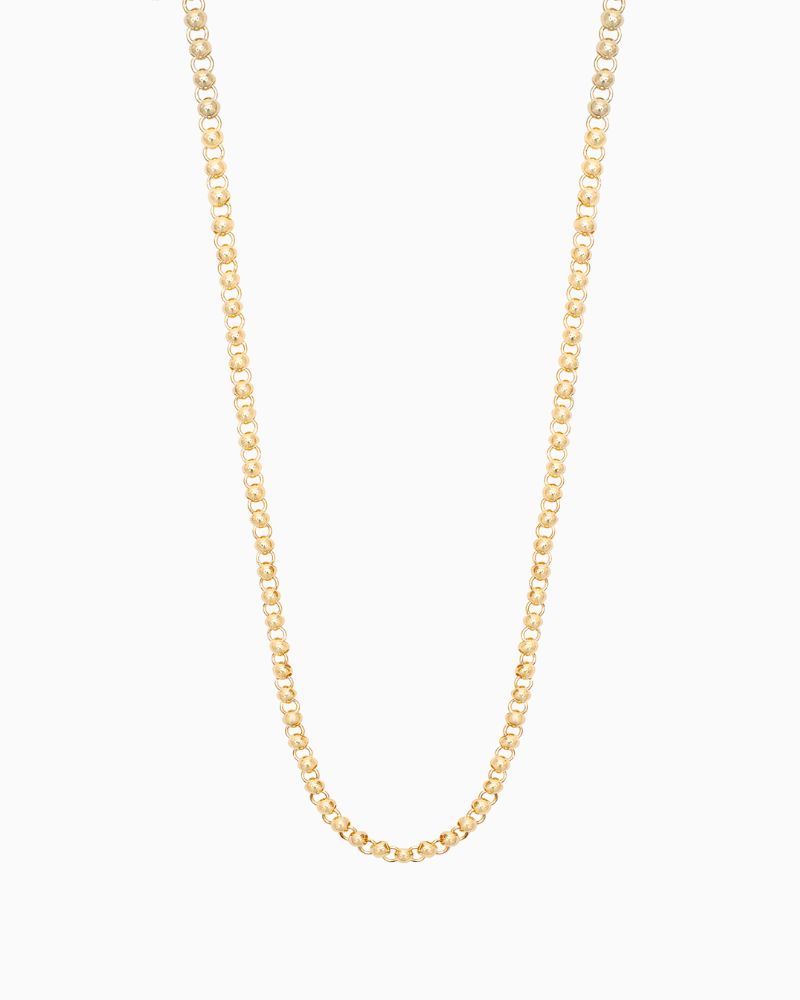 Close-up of gold belcher chain featuring single freshwater pearl detail