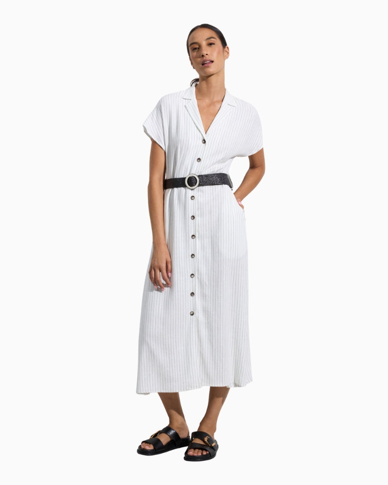Woman wearing Tinta Azahar off white midi shirt dress with belt front view – Áines Boutique