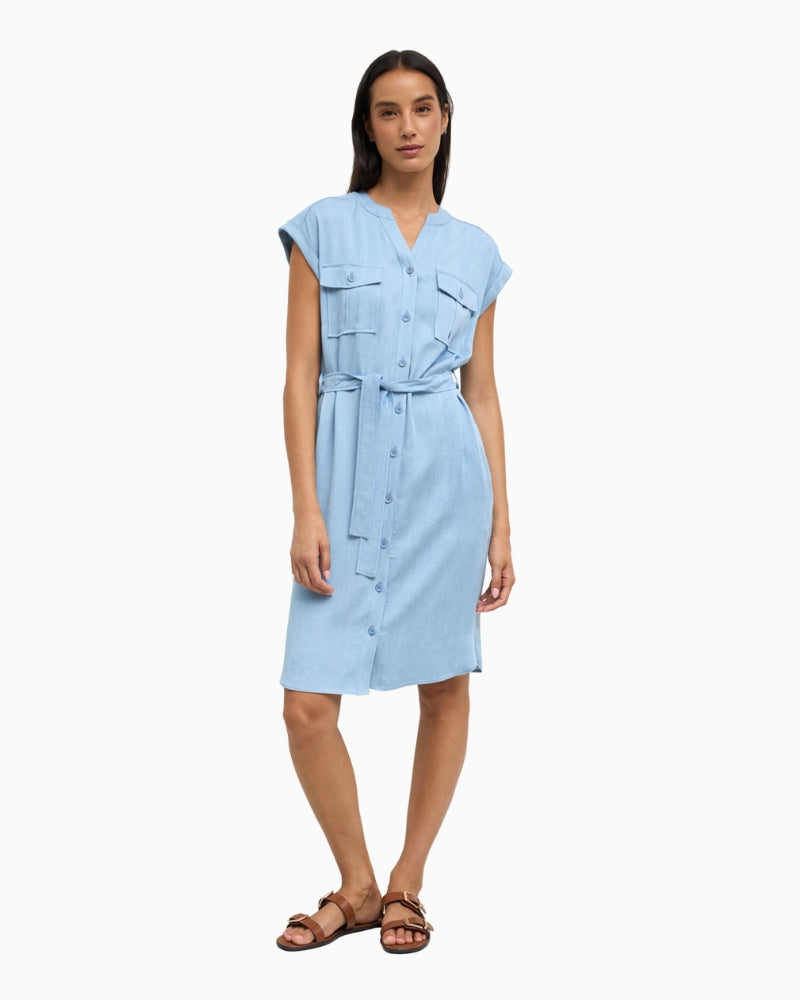Woman wearing Tinta Nira shirt dress in denim, front view – Áines Boutique