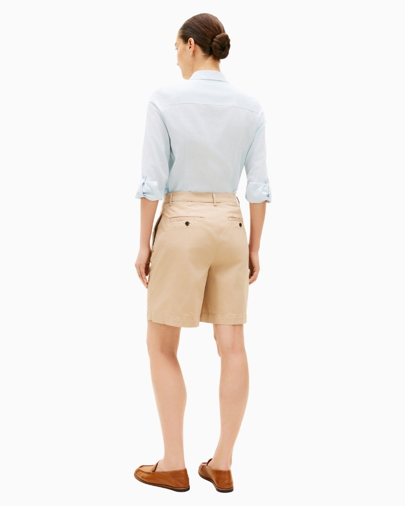 Knee-length chino shorts styled casually – Áines Boutique