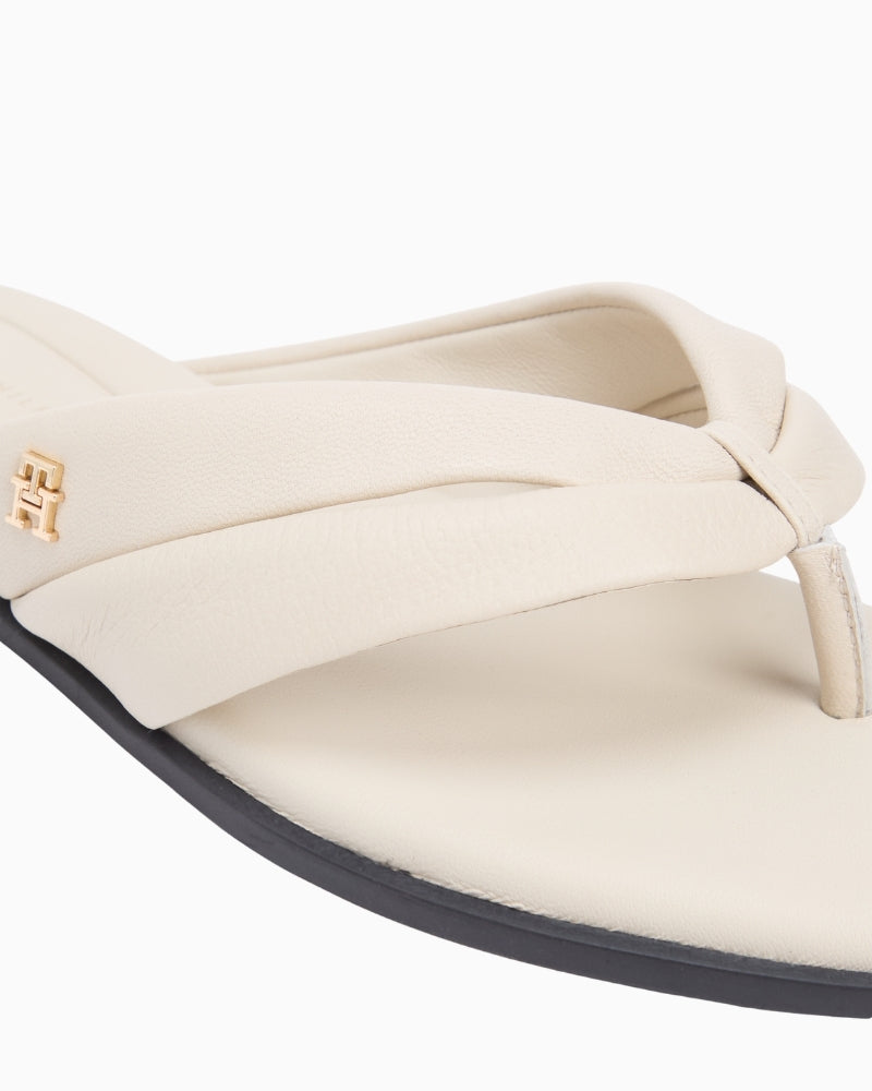 Cream Tommy Hilfiger toe post sandal close-up of leather straps – Áines Boutique