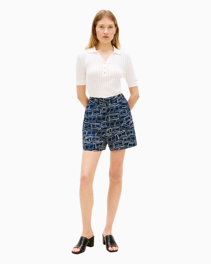 Woman wearing Tommy Hilfiger linen pull-on shorts navy print full length – Áines Boutique