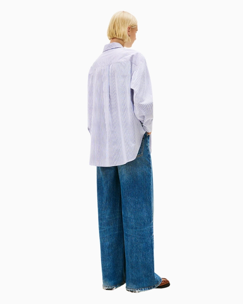 Back view of cotton poplin shirt showing dropped shoulder and shirttail hem