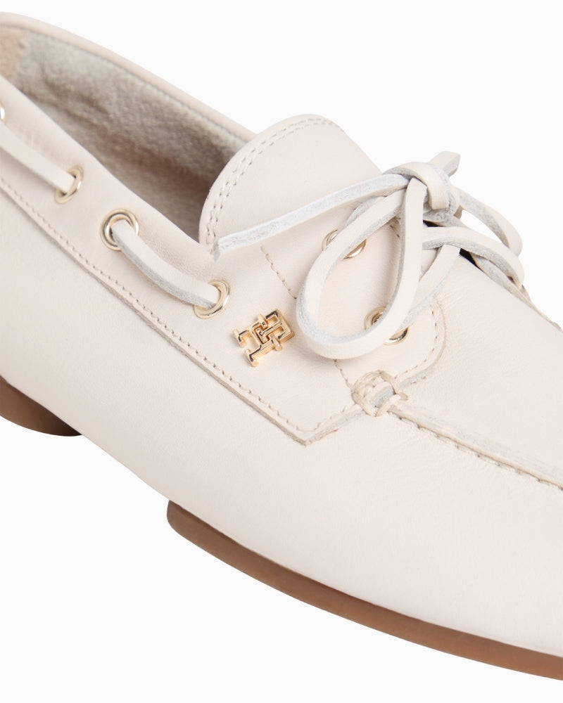 Cream Tommy Hilfiger boat shoe close-up of leather and eyelets – Áines Boutique