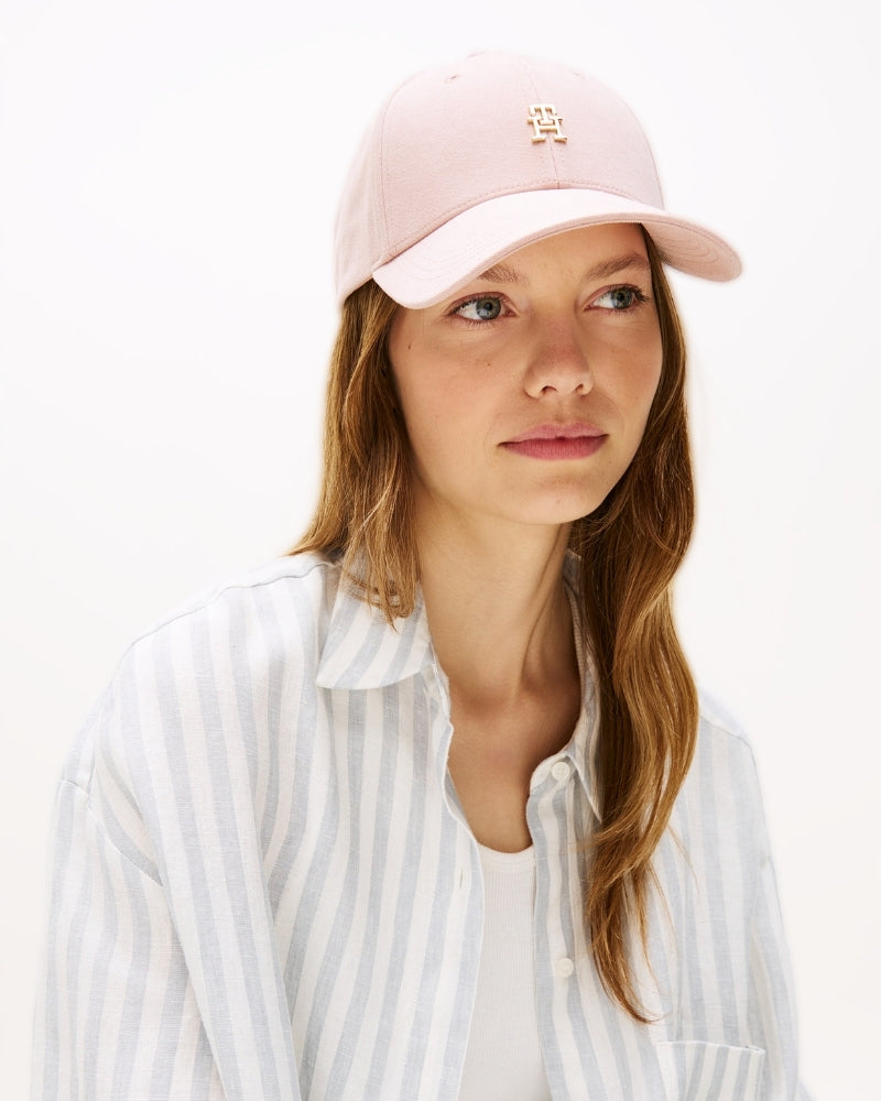 Woman wearing Tommy Hilfiger TH Elevated Chic cap light pink – Áines Boutique