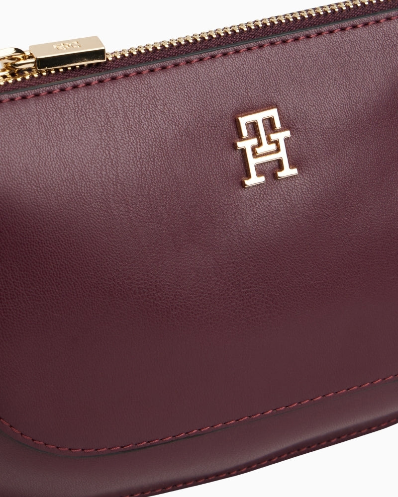 Gold chain strap detail on Tommy Hilfiger mini crossover