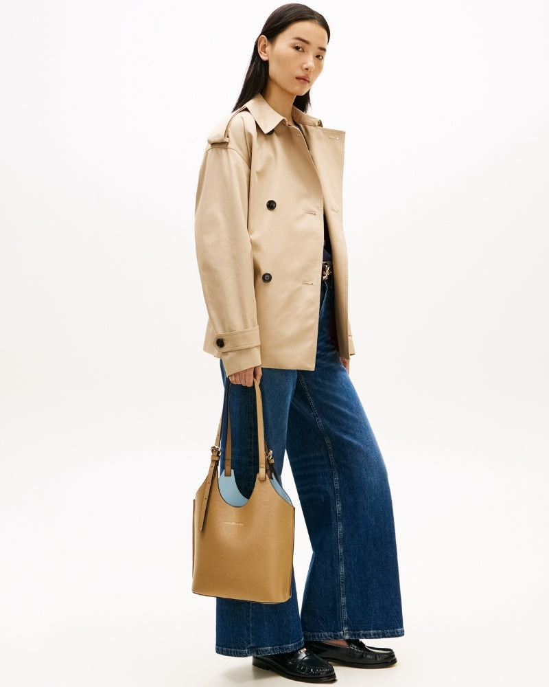 Woman wearing Tommy Hilfiger TH Modern mini tote beige – Áines Boutique