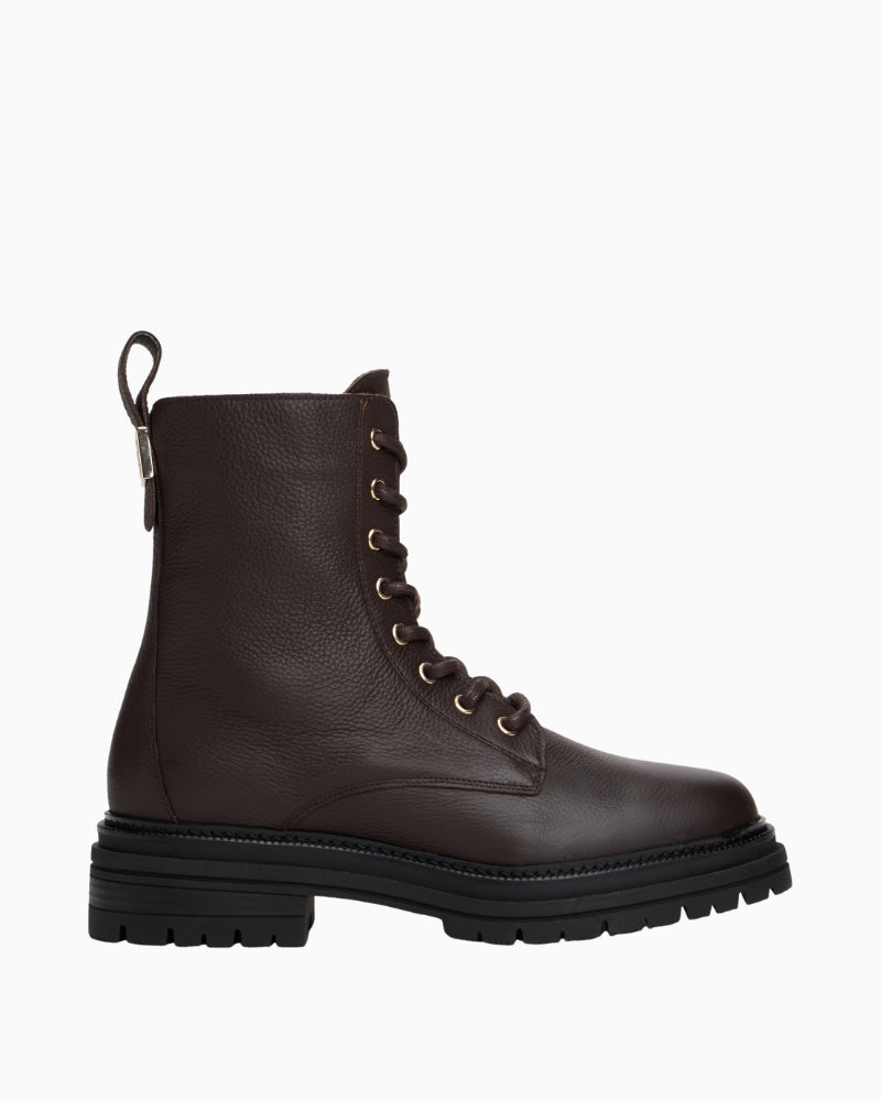 Warm interior lining of Tommy Hilfiger winter boots with leather upper