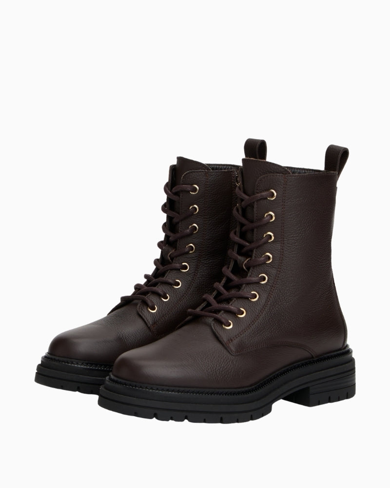Warm interior lining of Tommy Hilfiger winter boots with leather upper