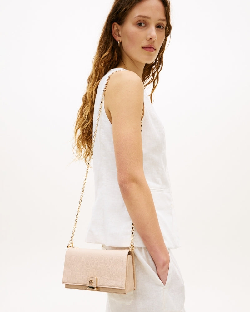 Woman wearing Tommy Hilfiger TH Her chain crossover beige – Áines Boutique