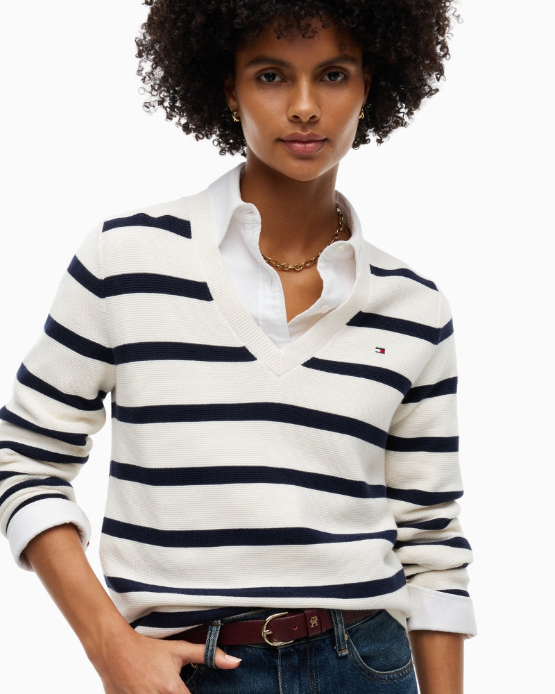 Tommy Hilfiger Cotton Links Links V-Neck Jumper in Ivory/Navy V-neckline detail