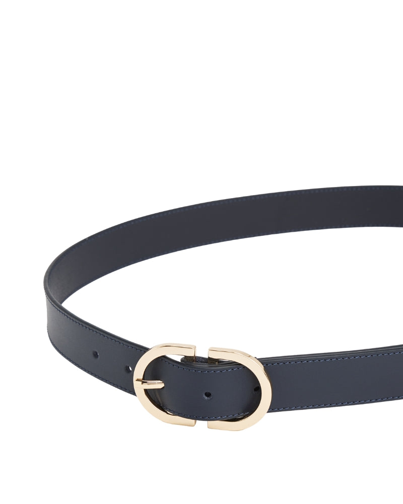 Side view of oval buckle and leather texture