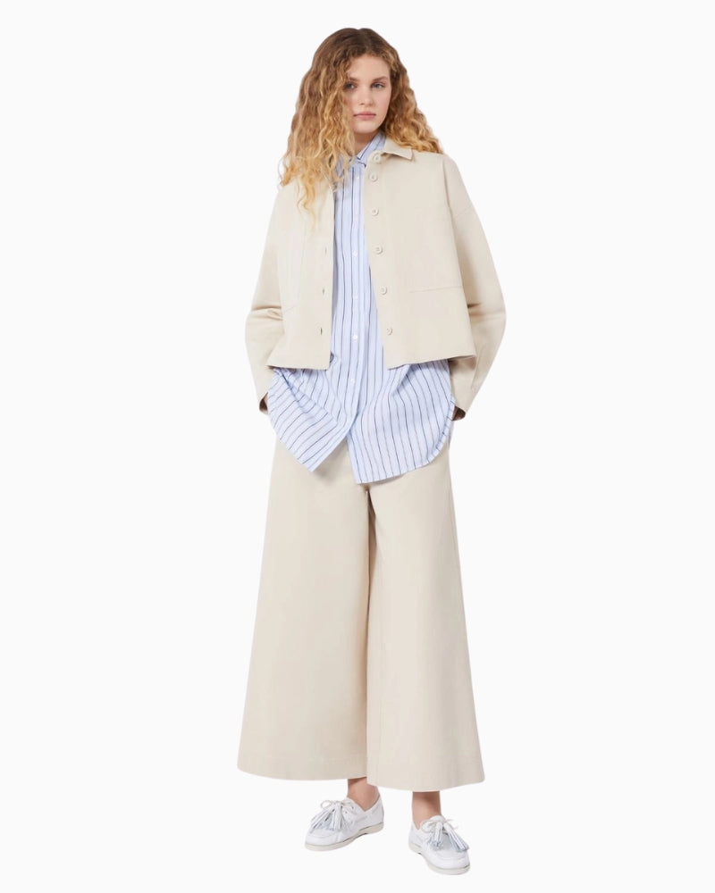 Woman wearing Weekend Max Mara cropped cotton trousers sand, front view – Áines Boutique