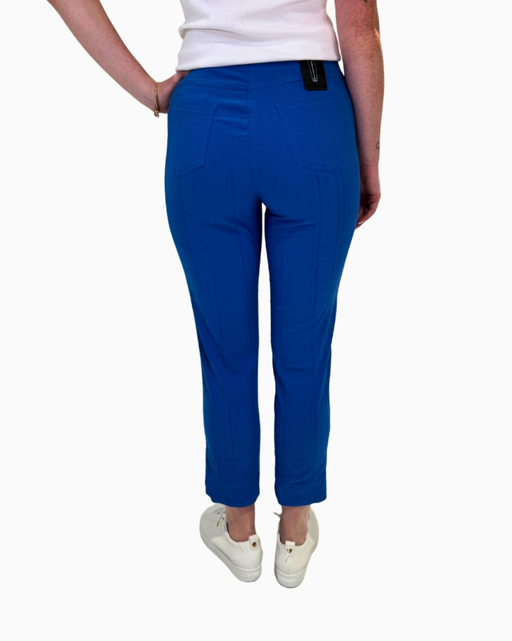  Back view of Robell Bella 09 seersucker ankle grazers with back pocket detailing