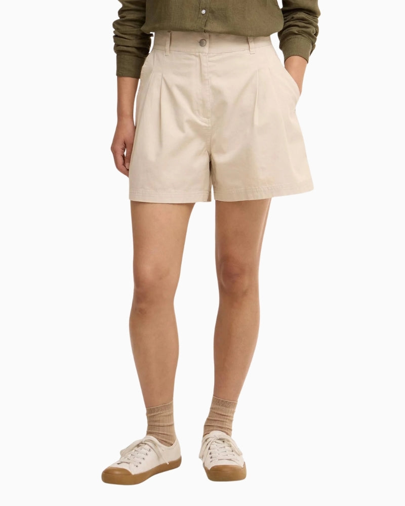 Barbour Fern pleated shorts beige, woman wearing front view – Áines Boutique