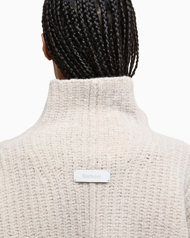 Logo of Barbour stitched at the back of the neck