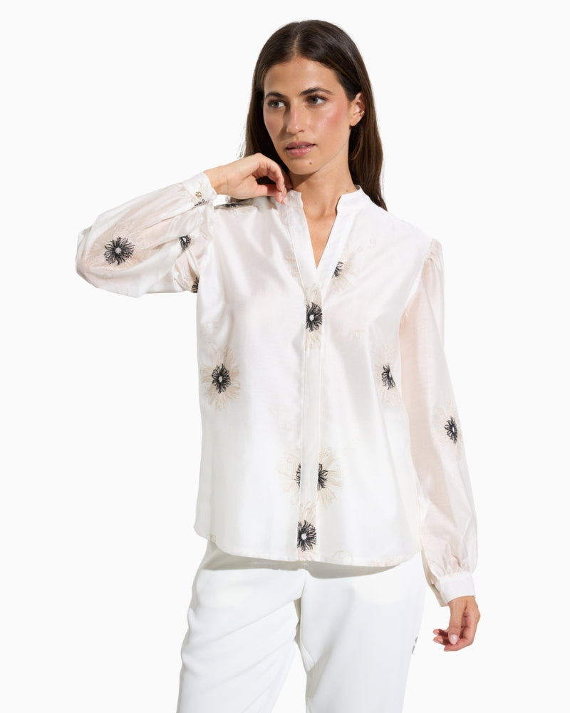 Bariloche Azogue Off White blouse, woman wearing blouse front view – Áines Boutique