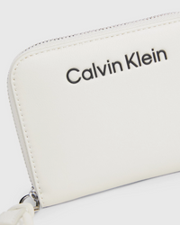 Calvin Klein - Gracie Med Zip Around Wallet