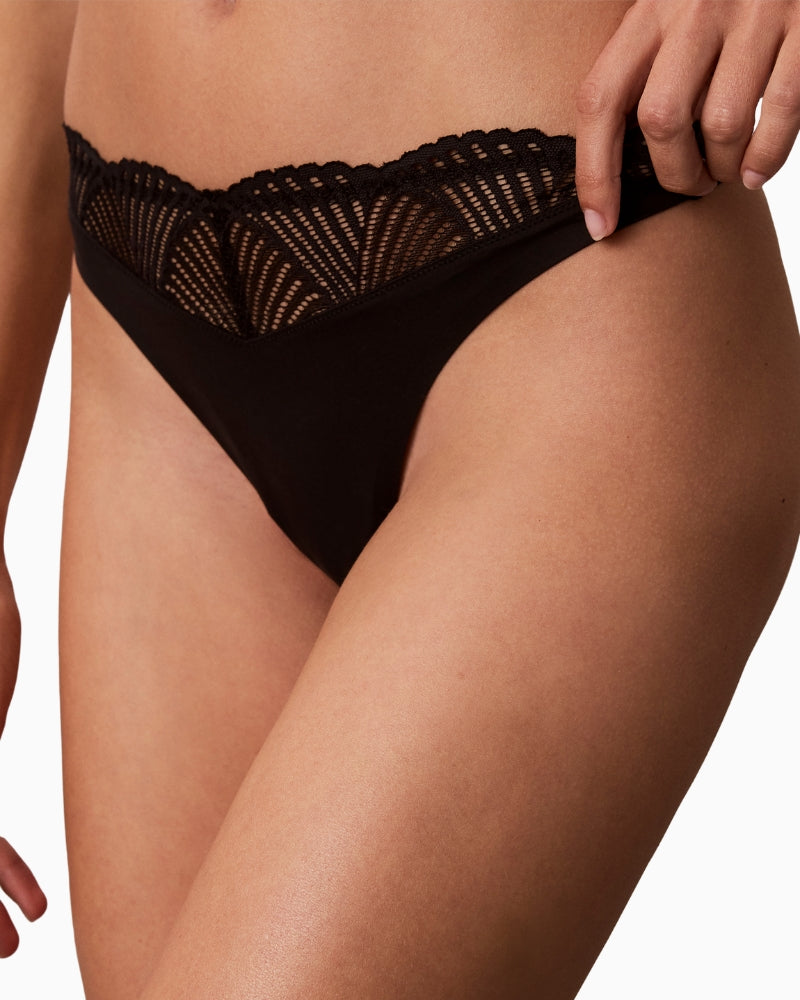 Calvin Klein Thong in Black waistband detail