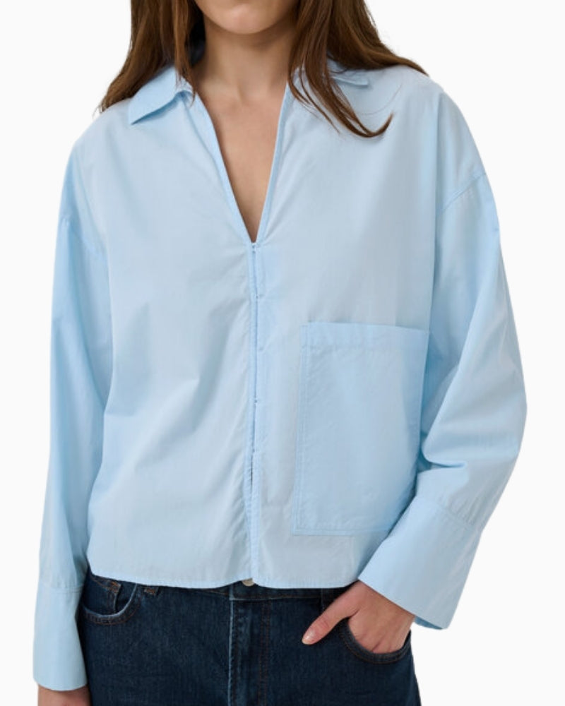 Cashmere blue cropped shirt collar detail