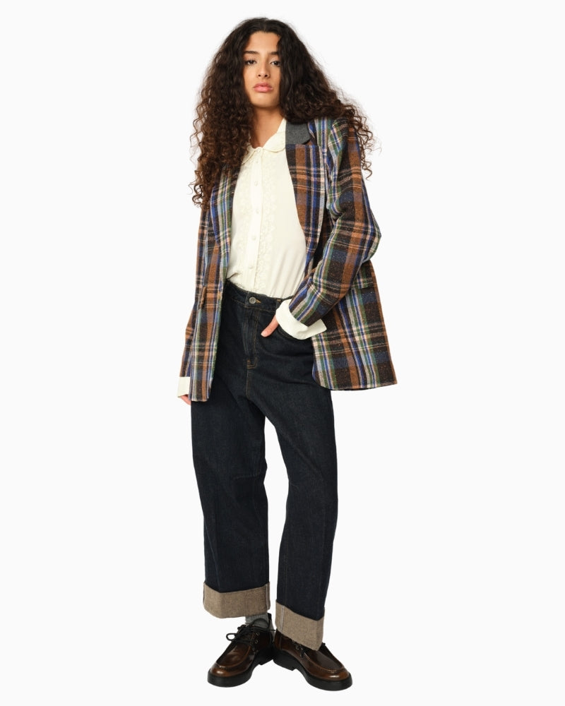 Front view of longline women’s blazer with flap pockets and single button