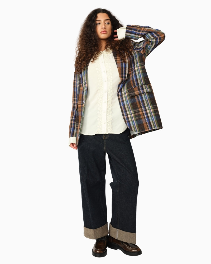 Front view of longline women’s blazer with flap pockets and single button
