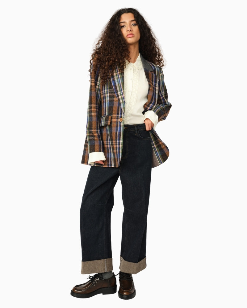 Front view of longline women’s blazer with flap pockets and single button