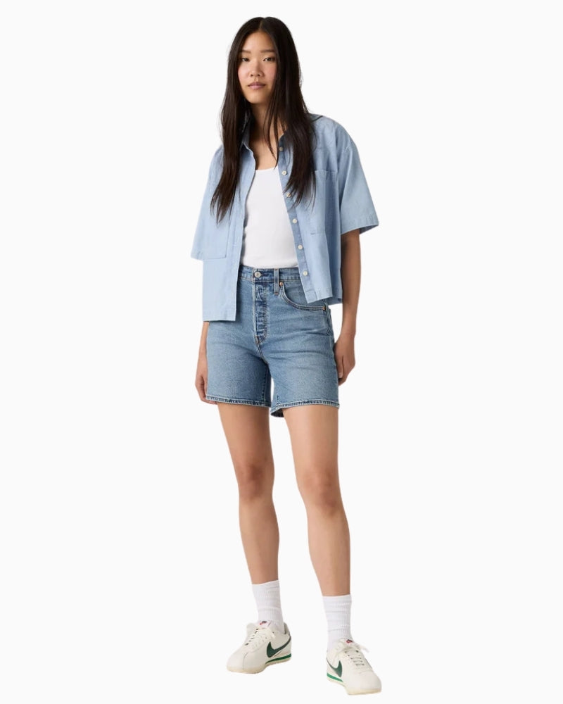 Woman wearing Levi’s 501 Original mid-thigh shorts, full outfit model view – Áines Boutique