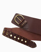 Close-up of Levi’s Buckle Up belt buckle and leather texture – Áines Boutique