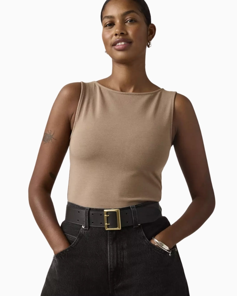 Woman wearing Levi’s Frankie leather belt styled with denim – Áines Boutique