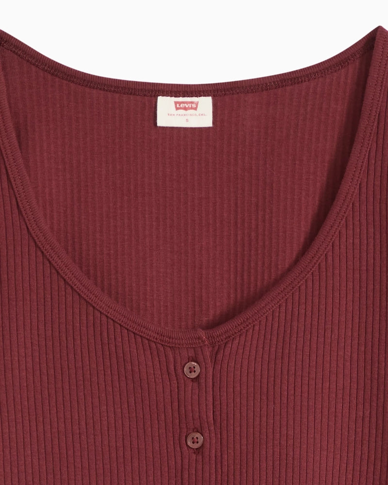 Levi's Austen Button-up Short-sleeve Top in Cabernet neckline detail