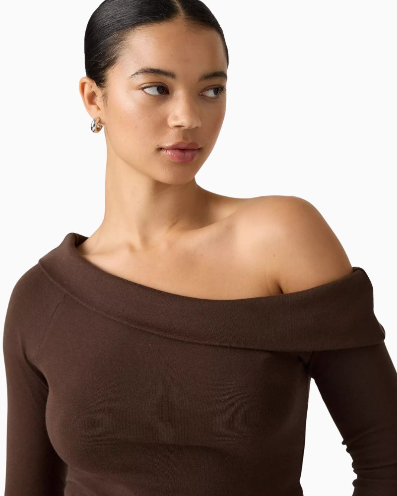 Levi's Clara Rib Off Shoulder Top in Dark Brown off-shoulder neckline detail