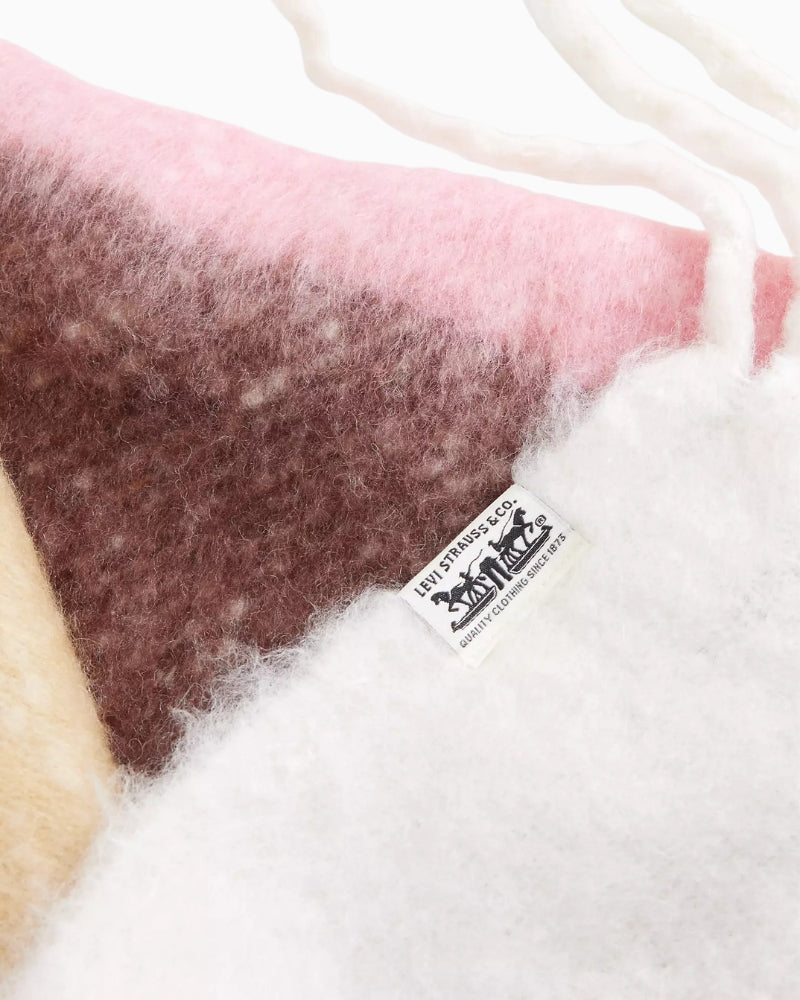 Levi's Fuzzy Scarf Jolea in Rose logo detail