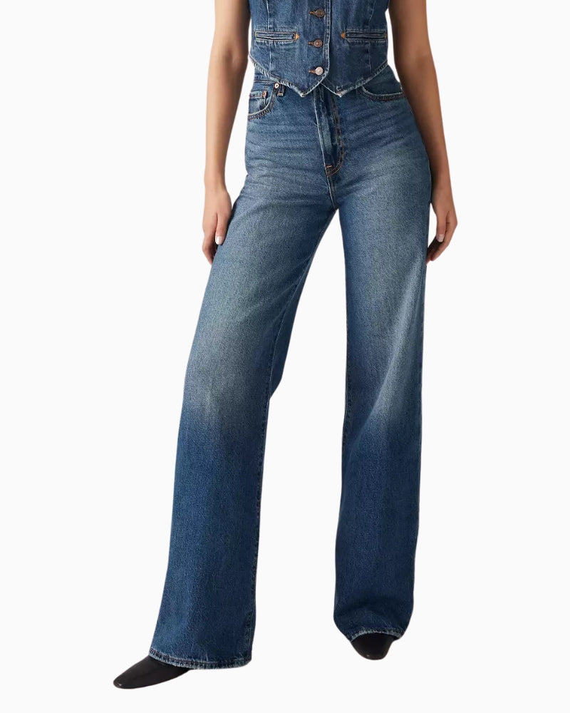 Woman wearing Levi’s Ribcage wide leg jeans dark wash, front view – Áines Boutique