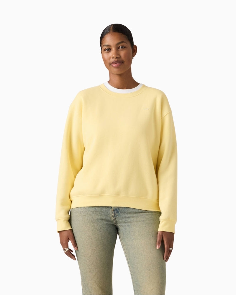 Levi’s Everyday Sweatshirt woman wearing sweatshirt front view – Áines Boutique
