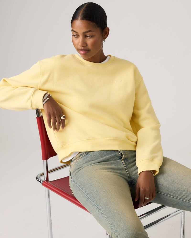 Levi’s Everyday Sweatshirt woman wearing sweatshirt side view – Áines Boutique