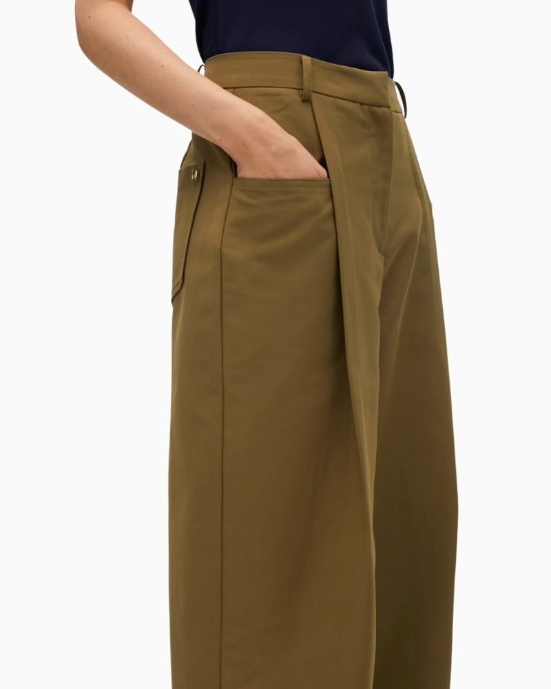 Close-up of metallic logo at belt loop on Lola Casademunt trousers