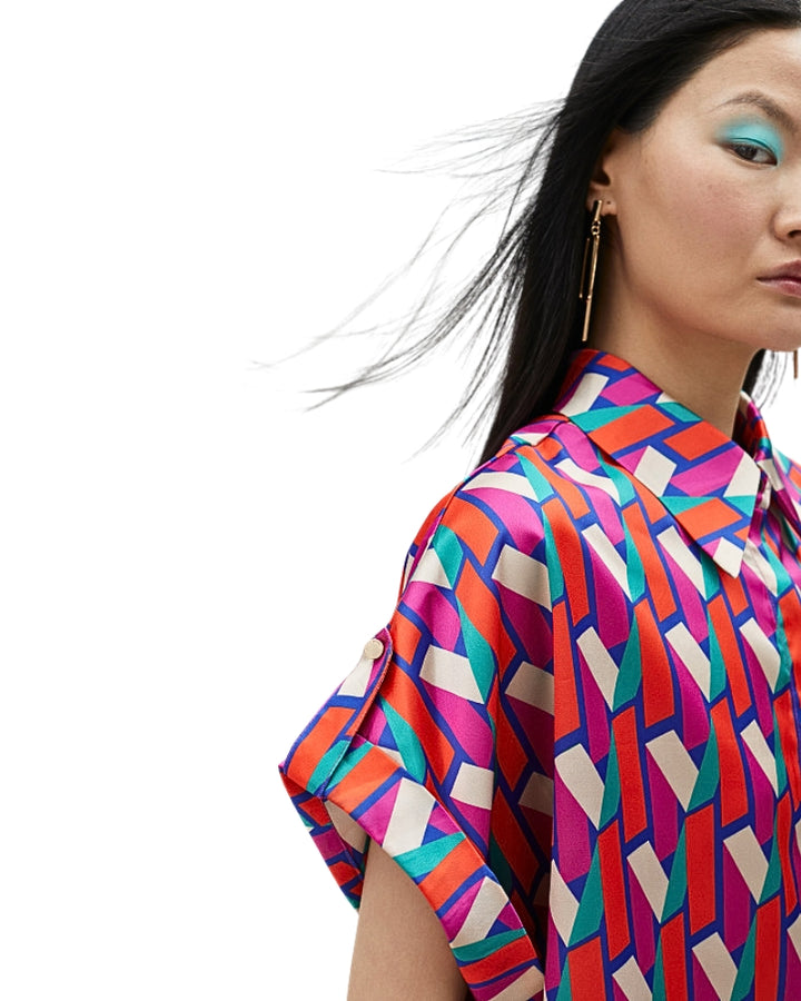 Close-up of collar and sleeve detail on Lola Casademunt logo shirt