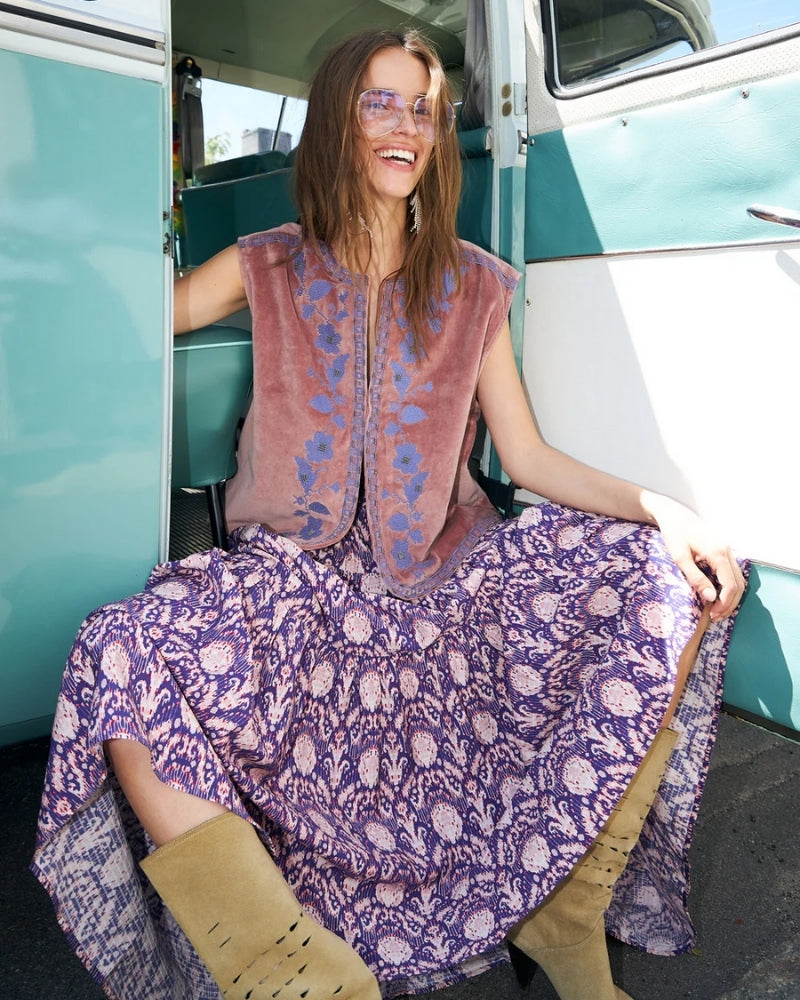 Woman wearing Lollys Laundry Bin dusty rose velour vest – Áines Boutique