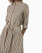 Woman wearing Lollys Laundry Bonoll shirt Dark Mokka side angle view – Áines Boutique