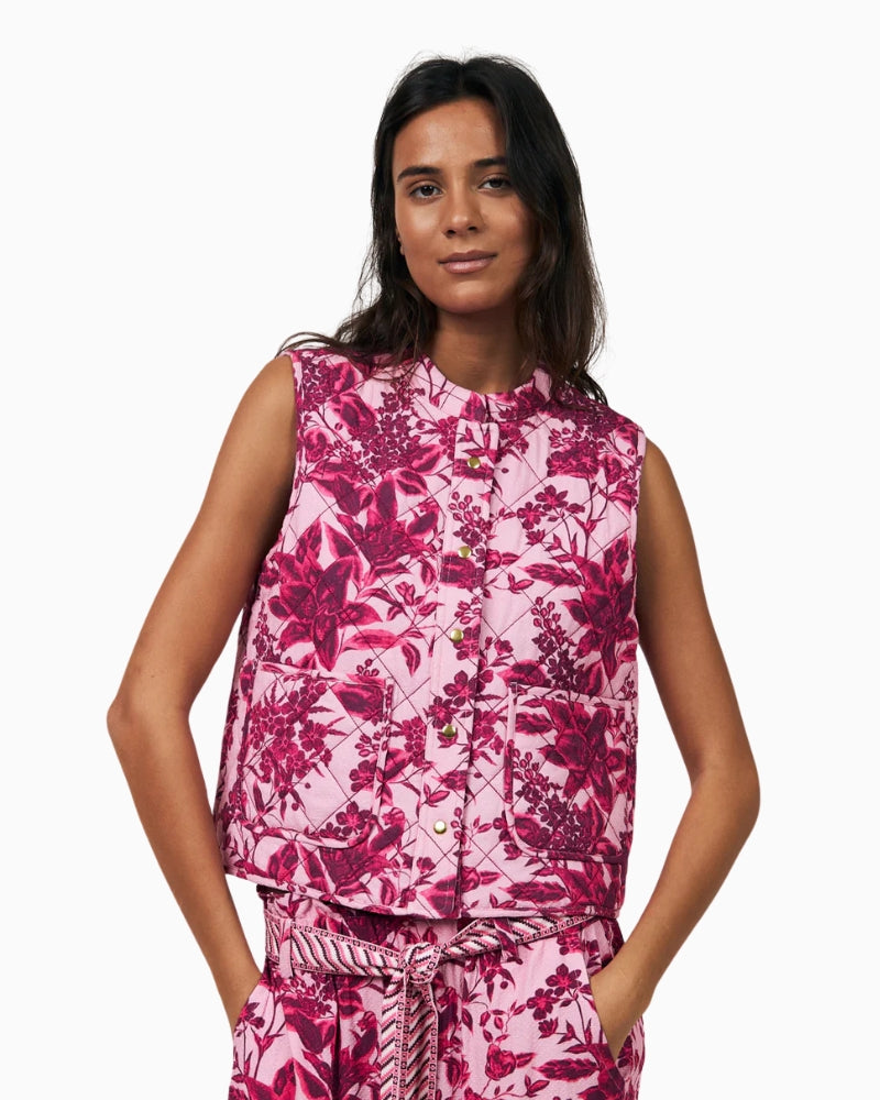 Lollys Laundry Cairoll quilted vest Pink front view – Áines Boutique
