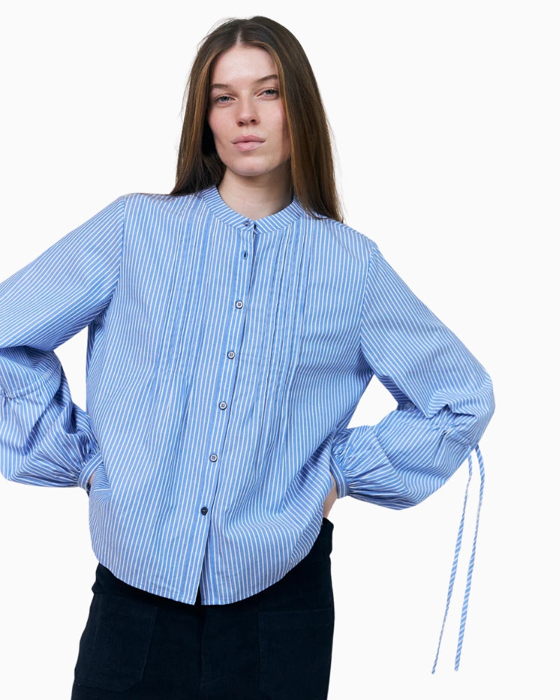 Lollys Laundry Lanna Shirt in Blue stand-up collar detail