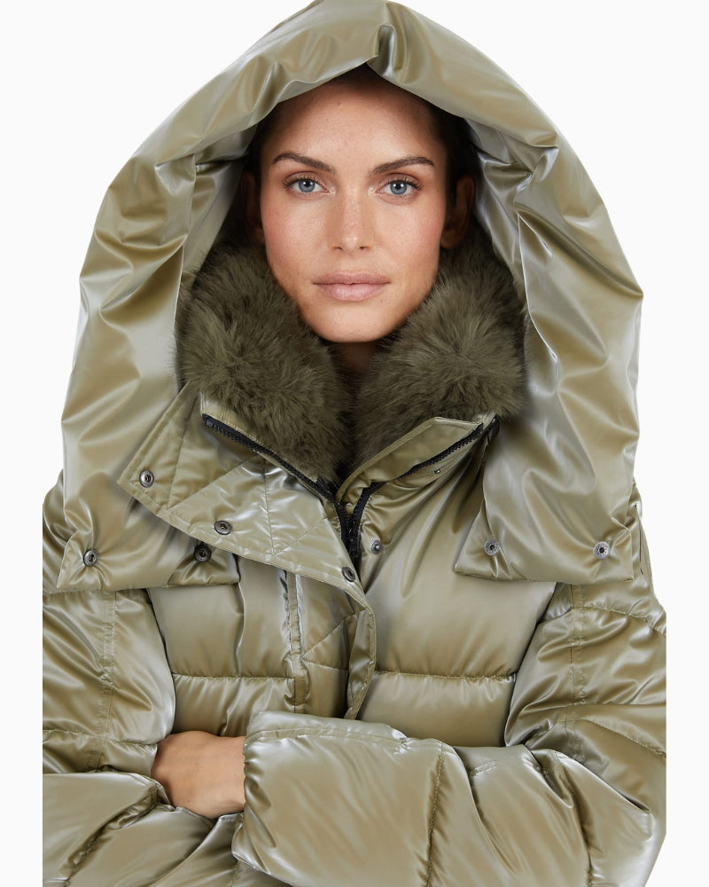 Close-up of shimmer satin fabric and cosy faux fur trim on Marc Aurel winter jacket