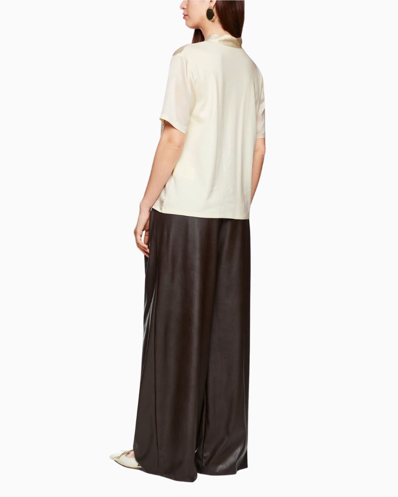 Back of blouse with stretch cotton fabric for comfort