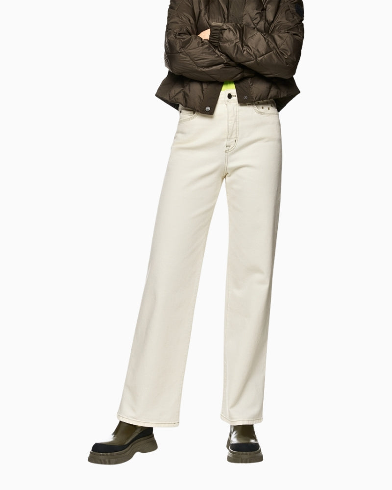 High waist and wide leg silhouette – front view