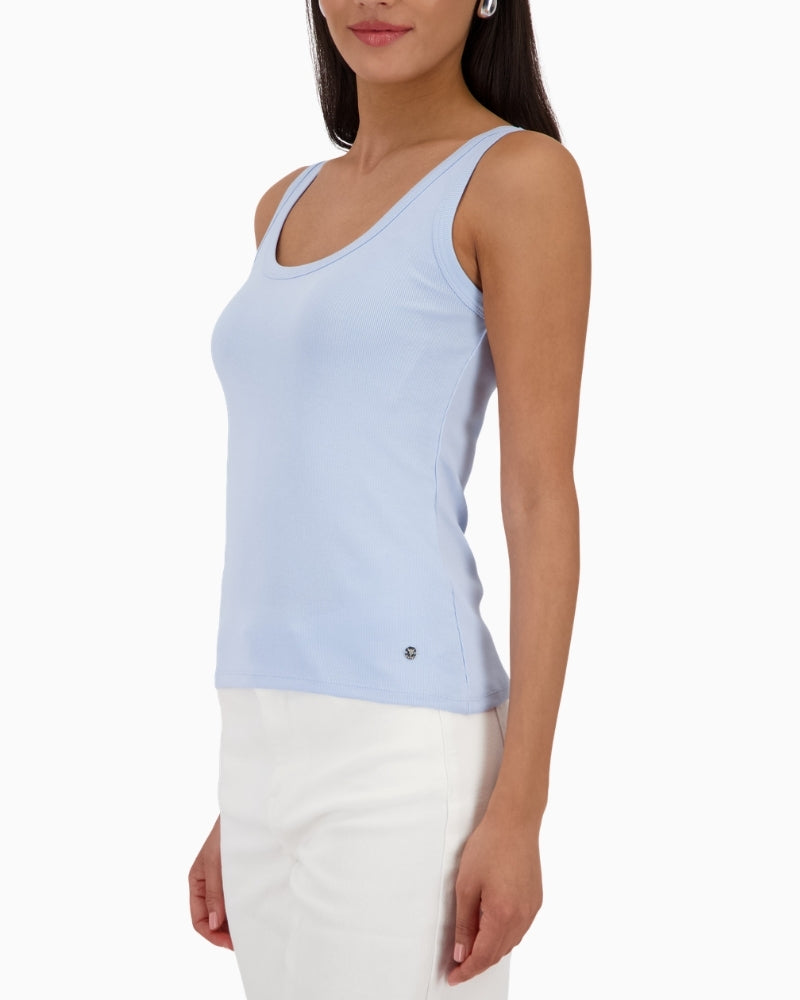 Monari ribbed basic top, woman wearing side view – Áines Boutique